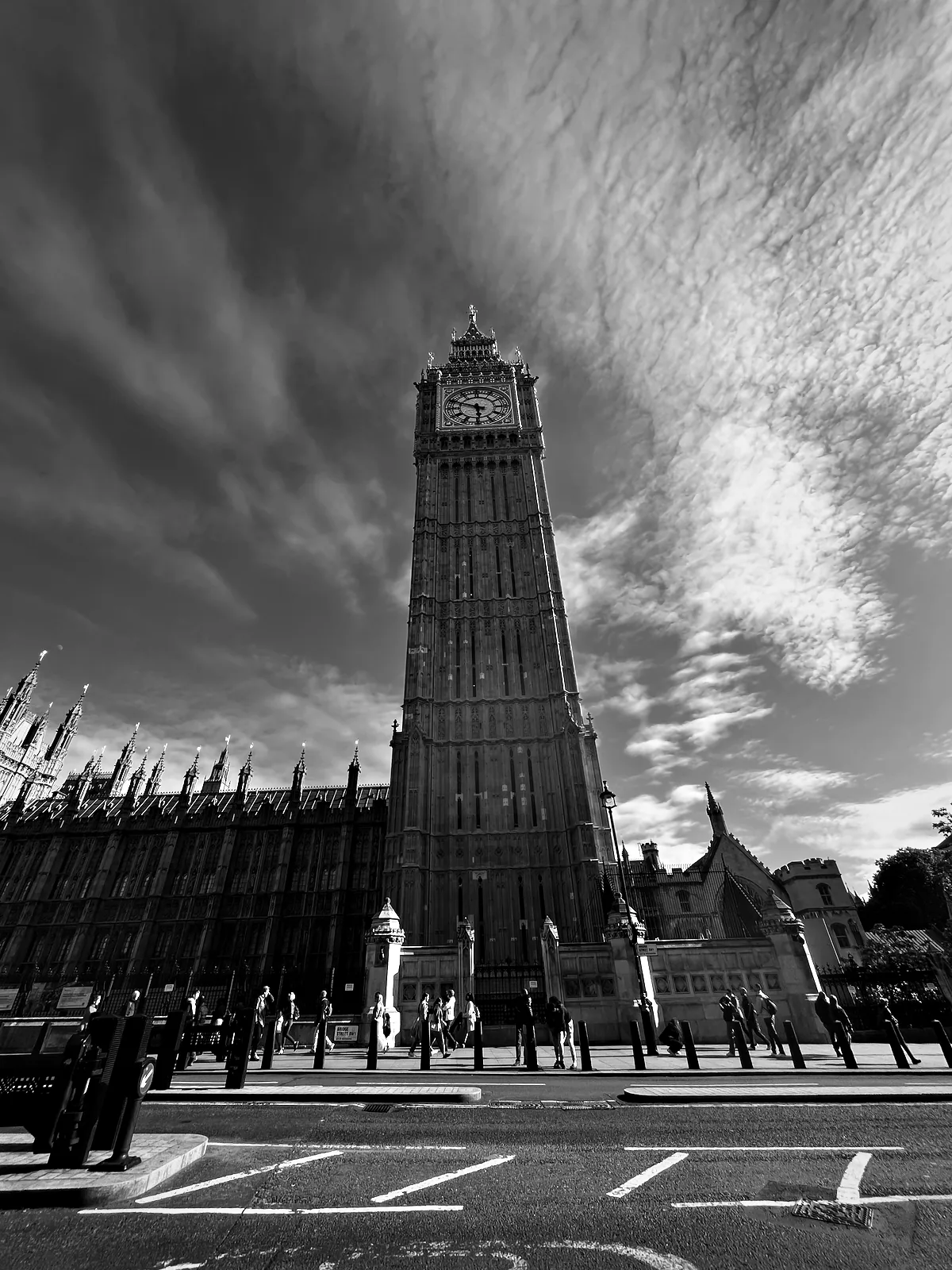 Elizabeth Tower and the Houses of Parliament under a streaked sky