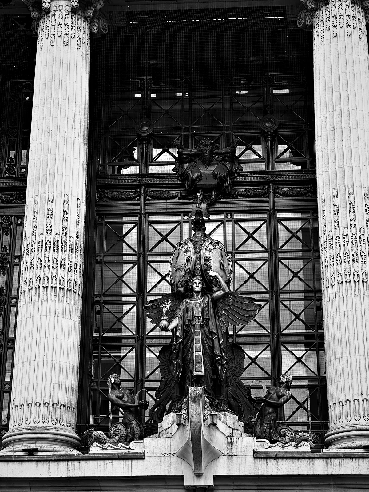 The Queen of Time statue between the columns above the entrance to Selfridges